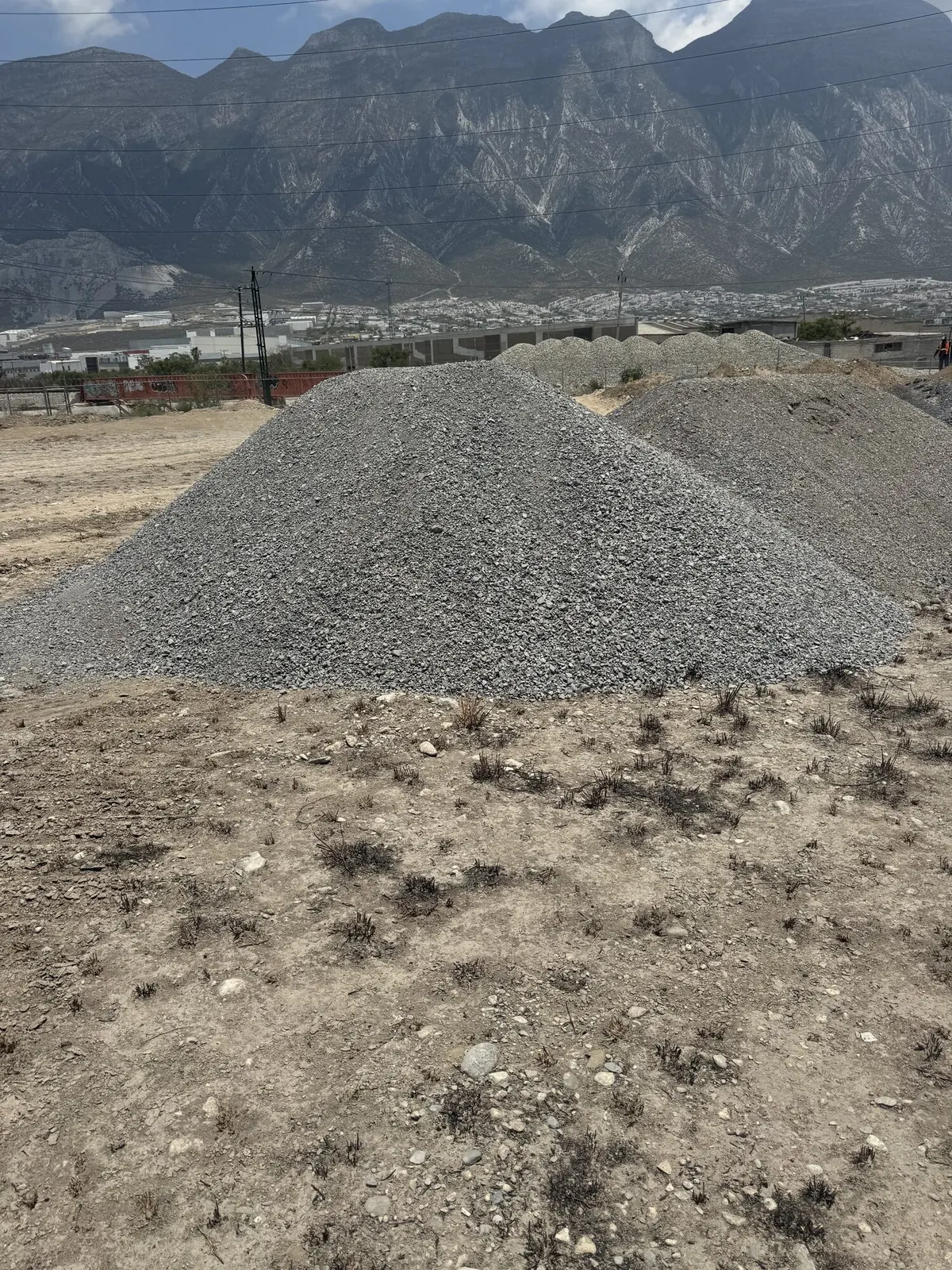 Acopio de grava con la sierra de Monterrey de fondo