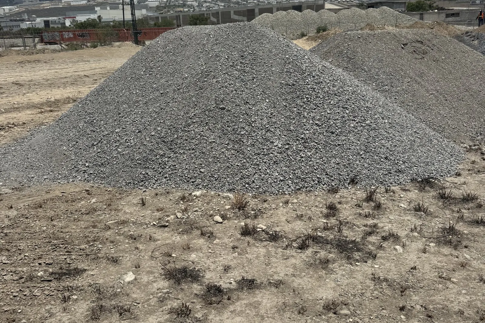 Acopio de grava de caliza triturada en la planta de PUCSA Triturados